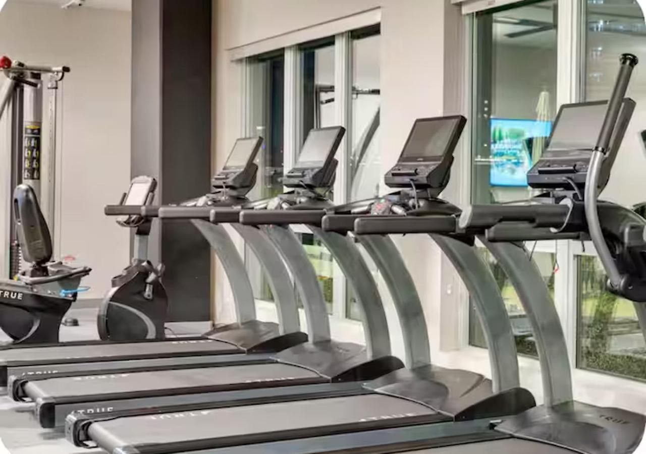 Downtown Walk To Broadway Pool, Private Balcony, Free Parking! *