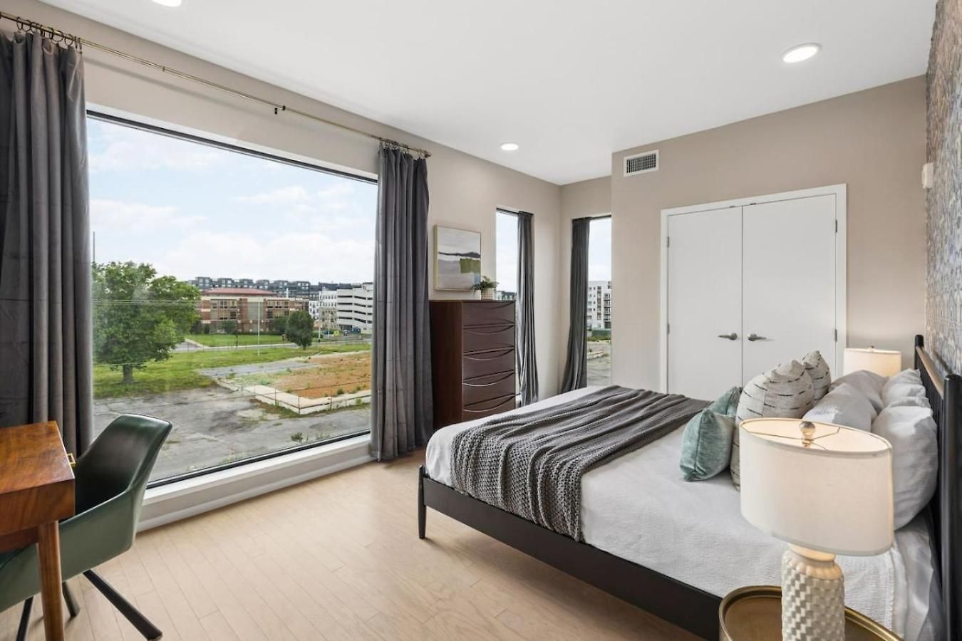 Luxury Downtown Riverview With Garage And Two Balconies Nashville