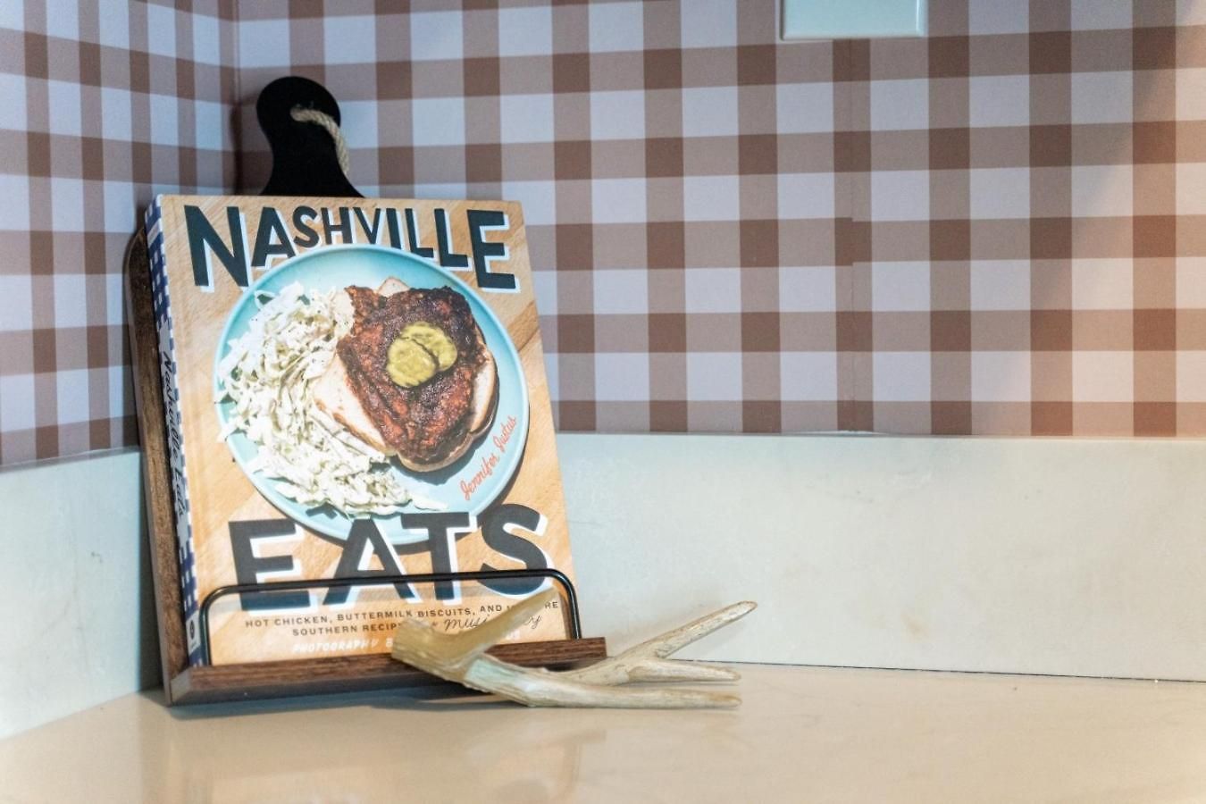 Apartment Game Day Getaway, Vols-themed Near Vanderbilt Nashville