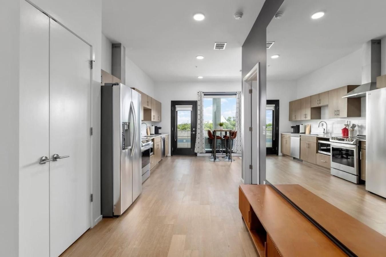 Apartment Modern Gulch Getaway With Pool, Garage And Balcony