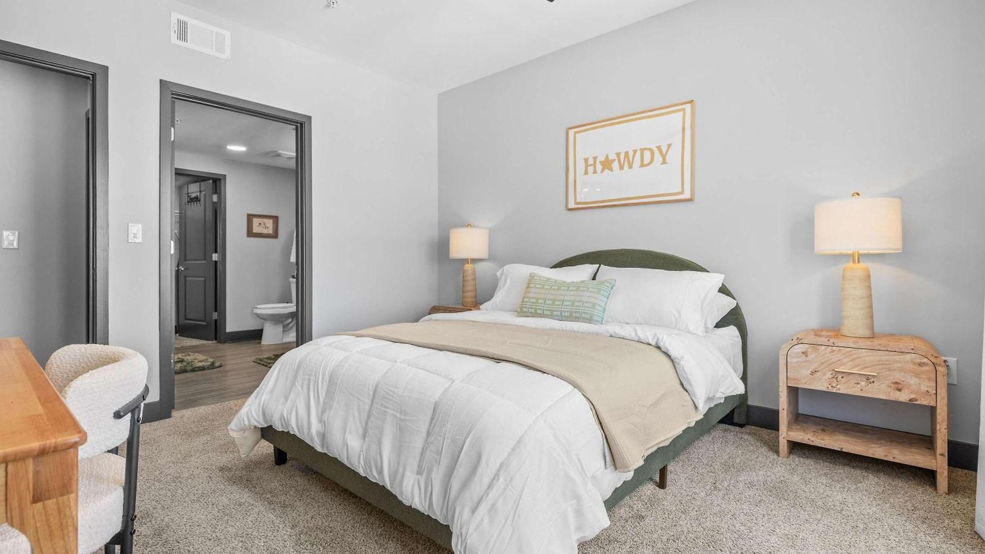 Stylish 2br W Skyline Views Apartment