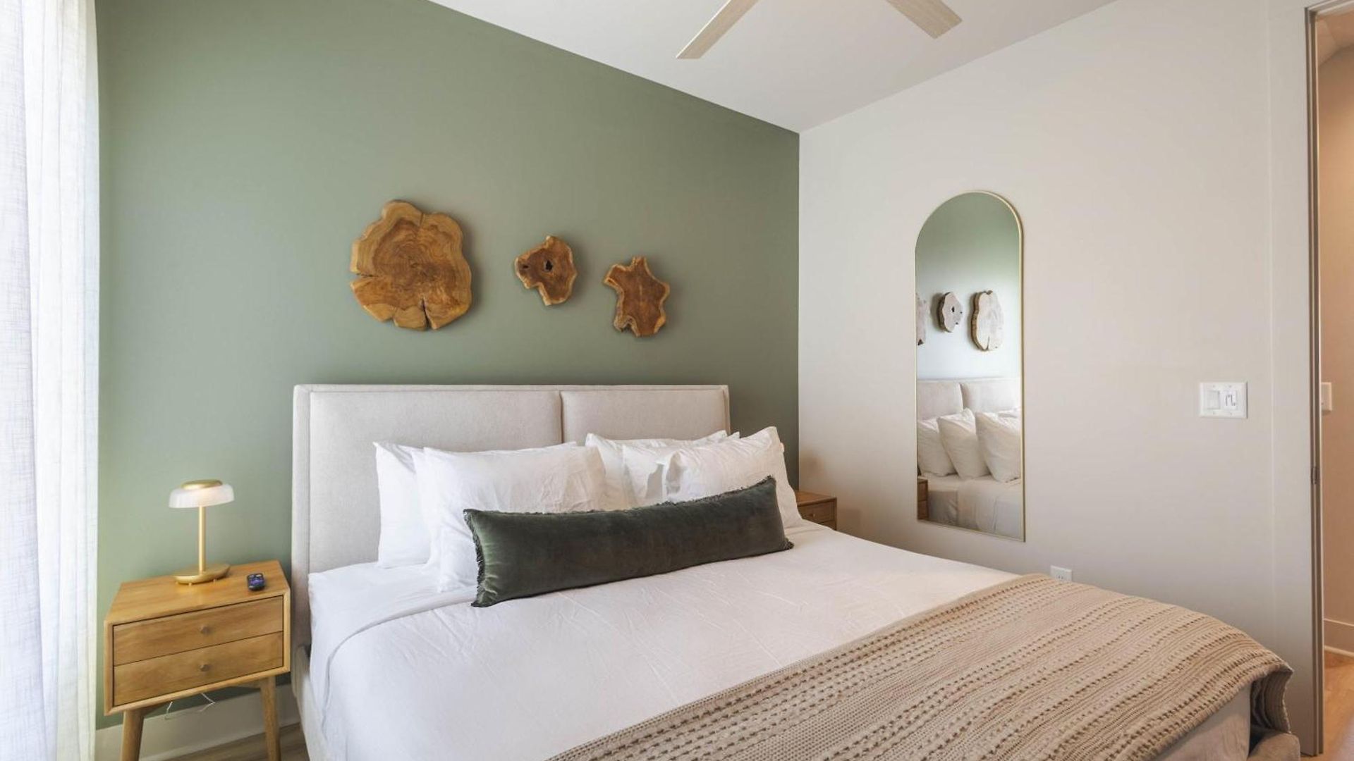 Modern 4br | Easy To Broadway + Heated Pool