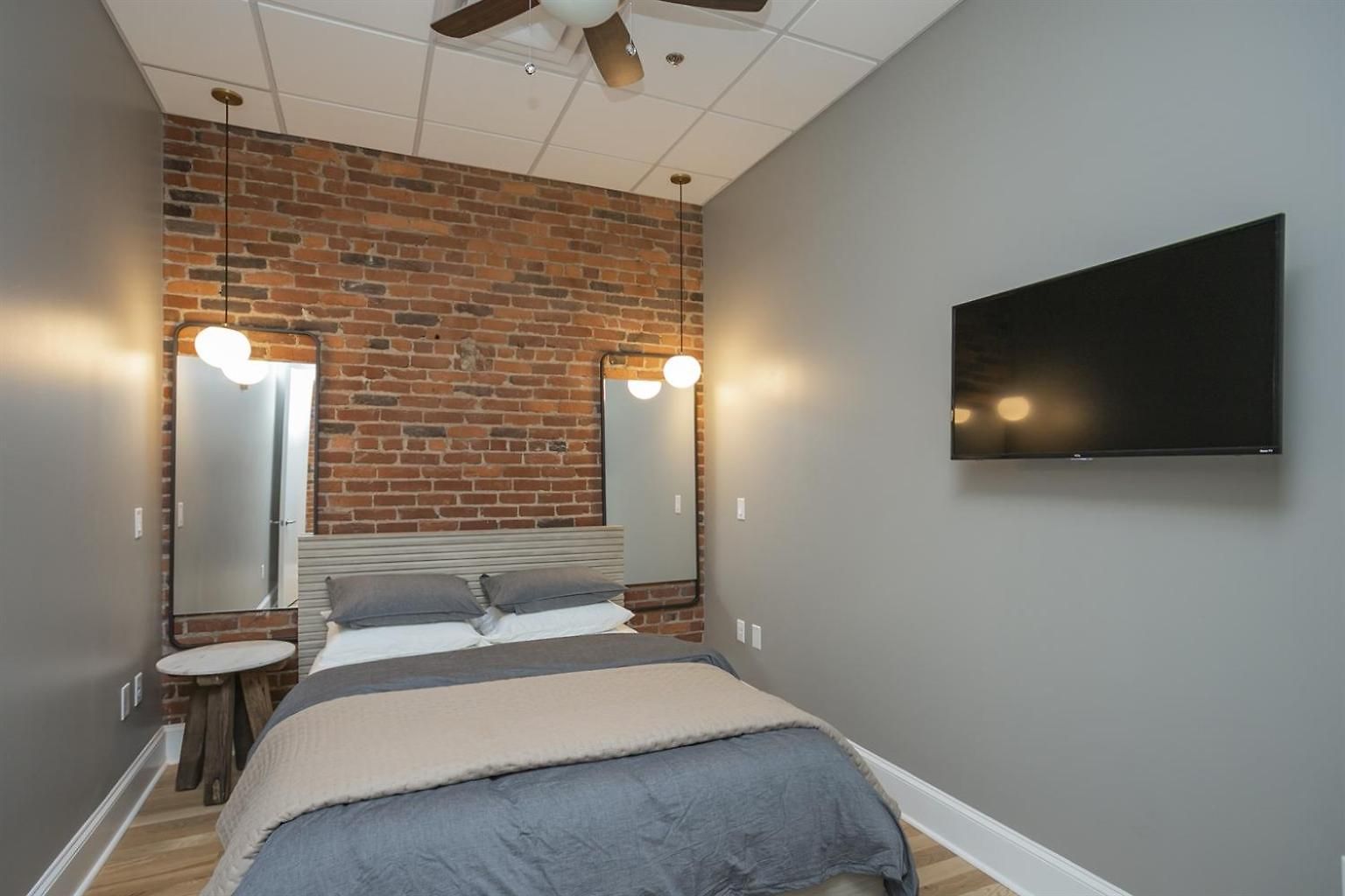 The Record -steps To Broadway & Printers Alley Holiday home Nashville