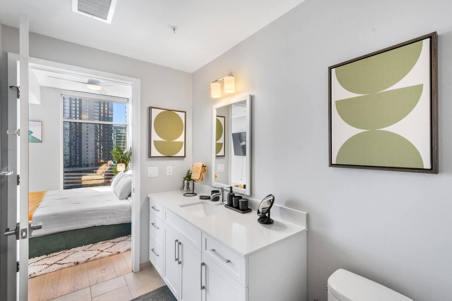 Luxury Pool, Gym & Lounge + Free Parking Apartment