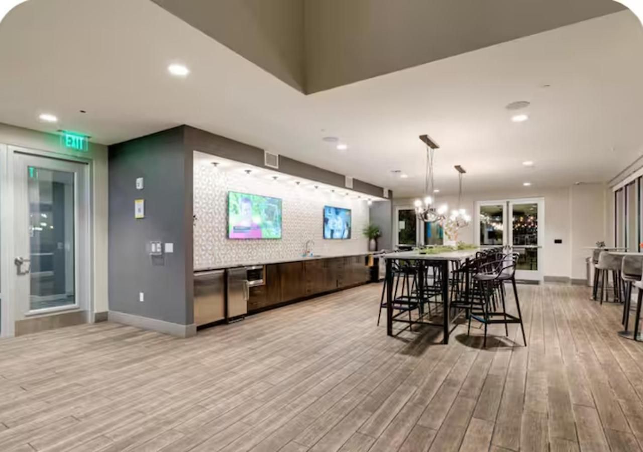 Apartment Downtown Walk To Broadway Pool, Private Balcony, Free Parking!