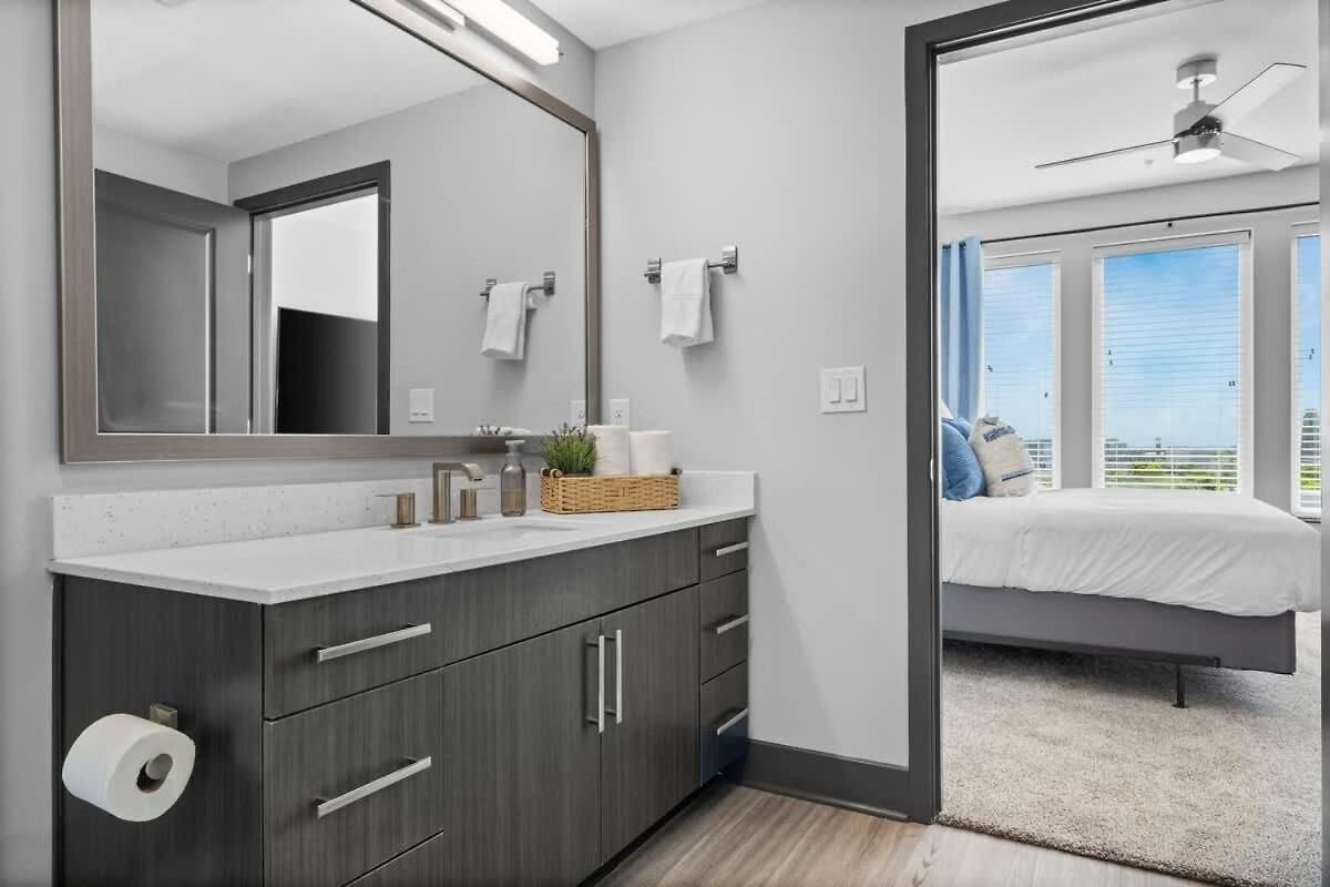 View Getaway 2br Near Broadway & Gulch