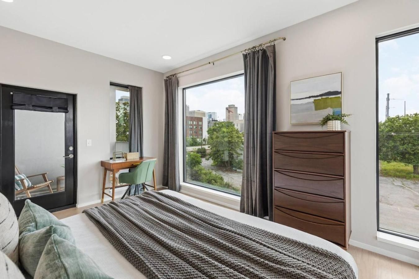 Luxury Downtown Riverview With Garage And Two Balconies Apartment