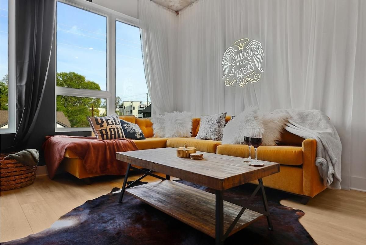 Cowboys And Angels - Sky Deck And Parking - East Apartment *