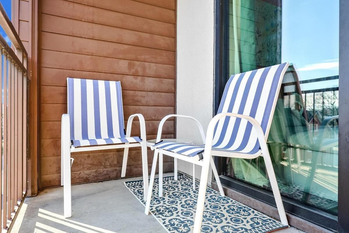 Midtown - 5 Min To Broadway - Free Secured Parking - Pool Apartment *