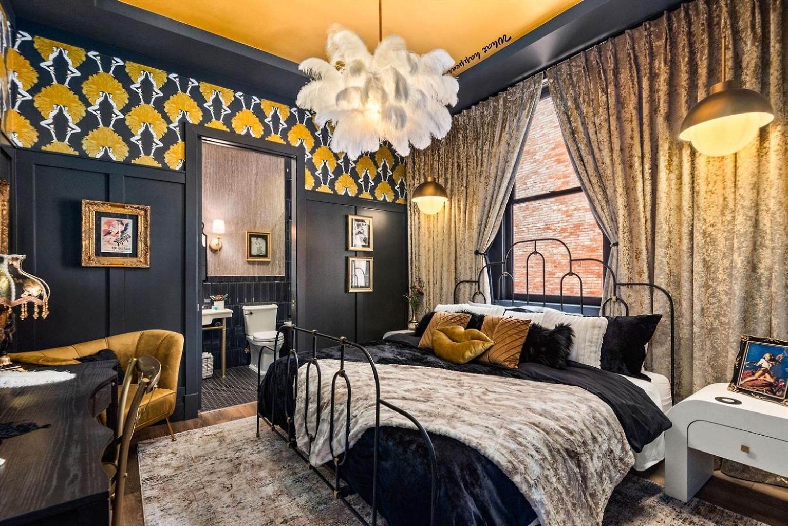 The Velvet Songbird Downtown Luxe Sleeps 24 Holiday home *
