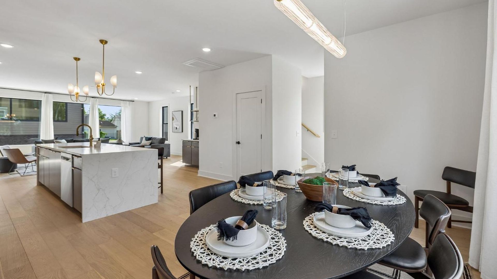 Modern 4br Townhouse Rooftop Lounge Apartment