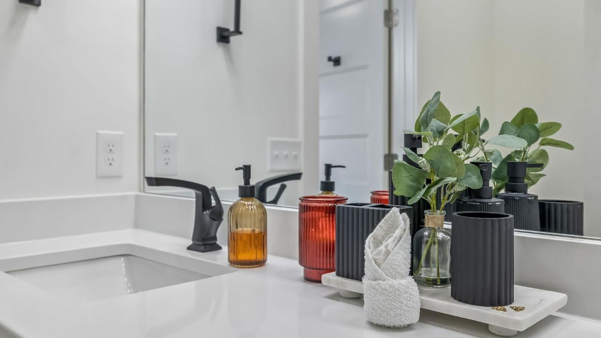 Modern Townhome With Garage & Ev Charger Apartment *