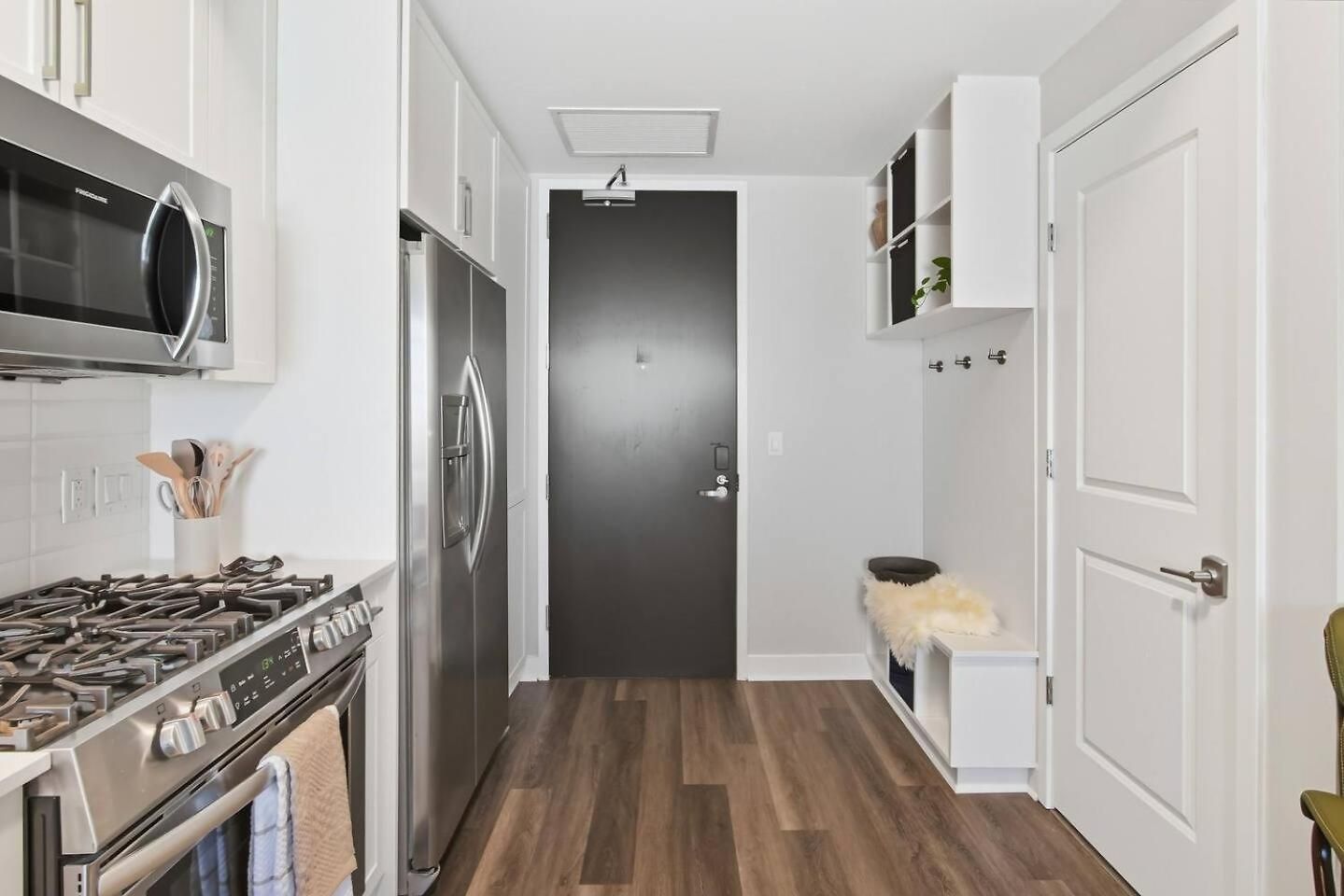 Apartment Luxury Pool, Gym, Views + Free Parking *