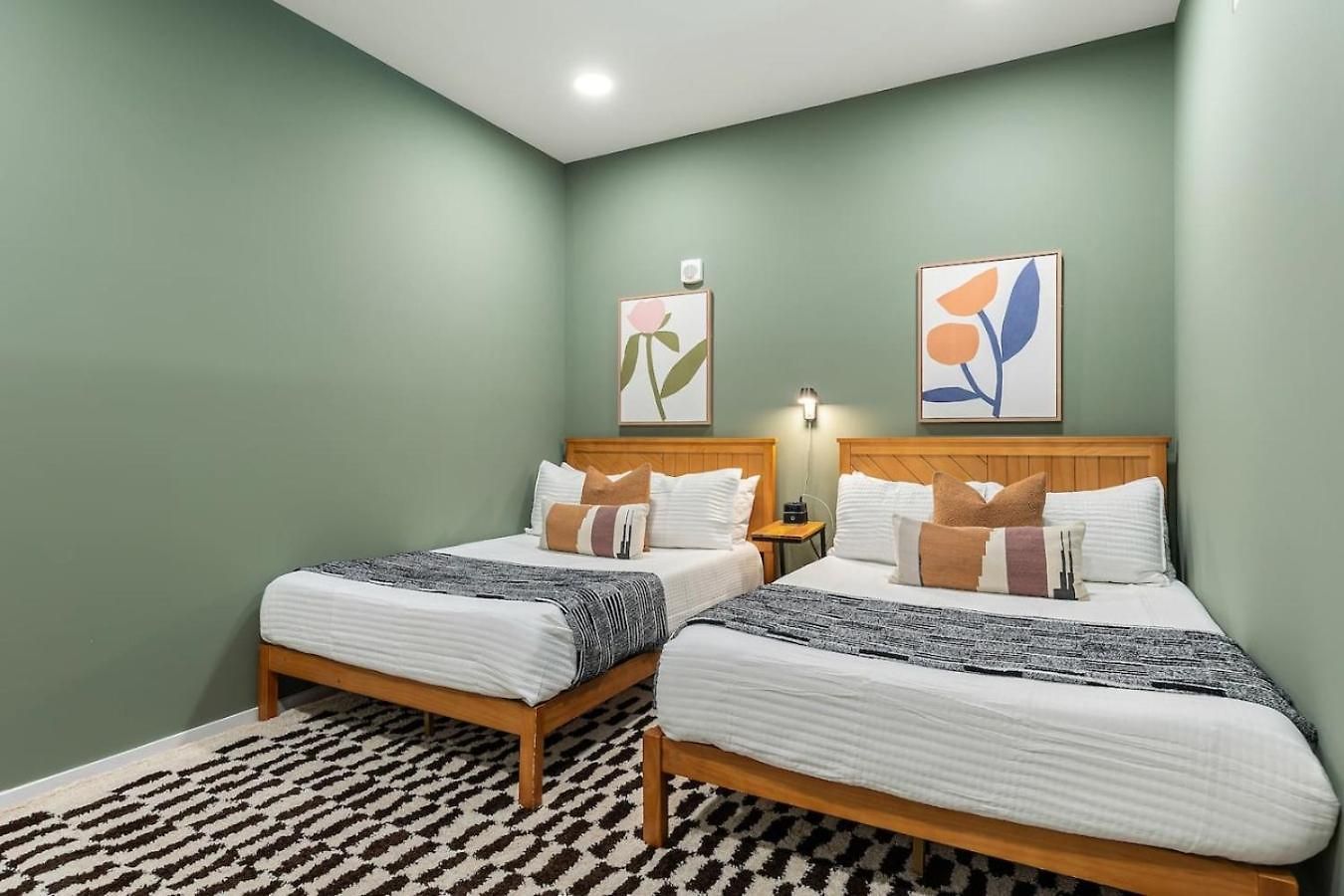 River View Luxury With Garage, Walk To Downtown Apartment *