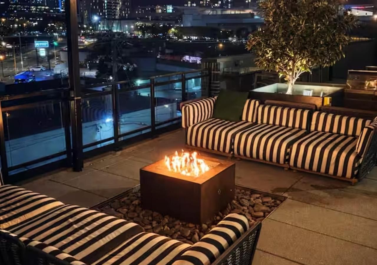 Downtown Walk To Broadway Pool, Private Balcony, Free Parking! Apartment