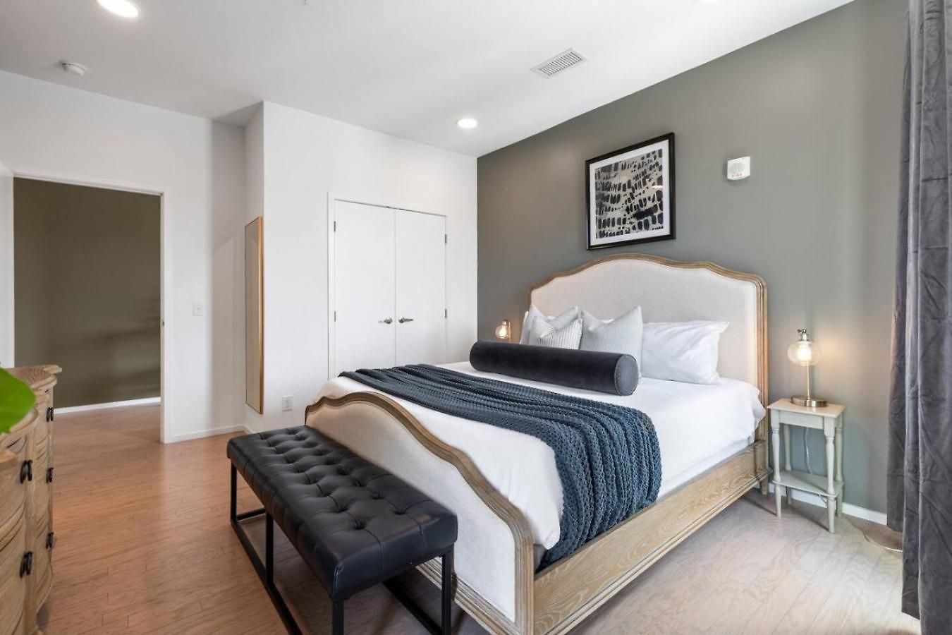 Apartment Luxury Downtown Riverview With Garage And Two Balconies