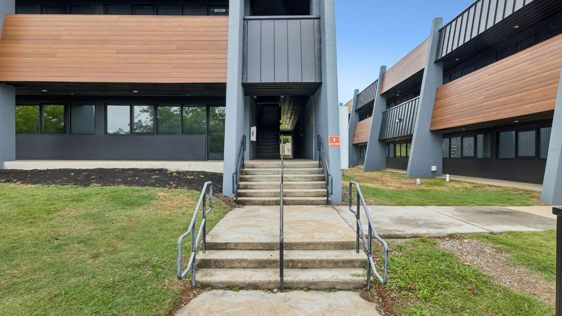 Spacious Near Downtown & Bna