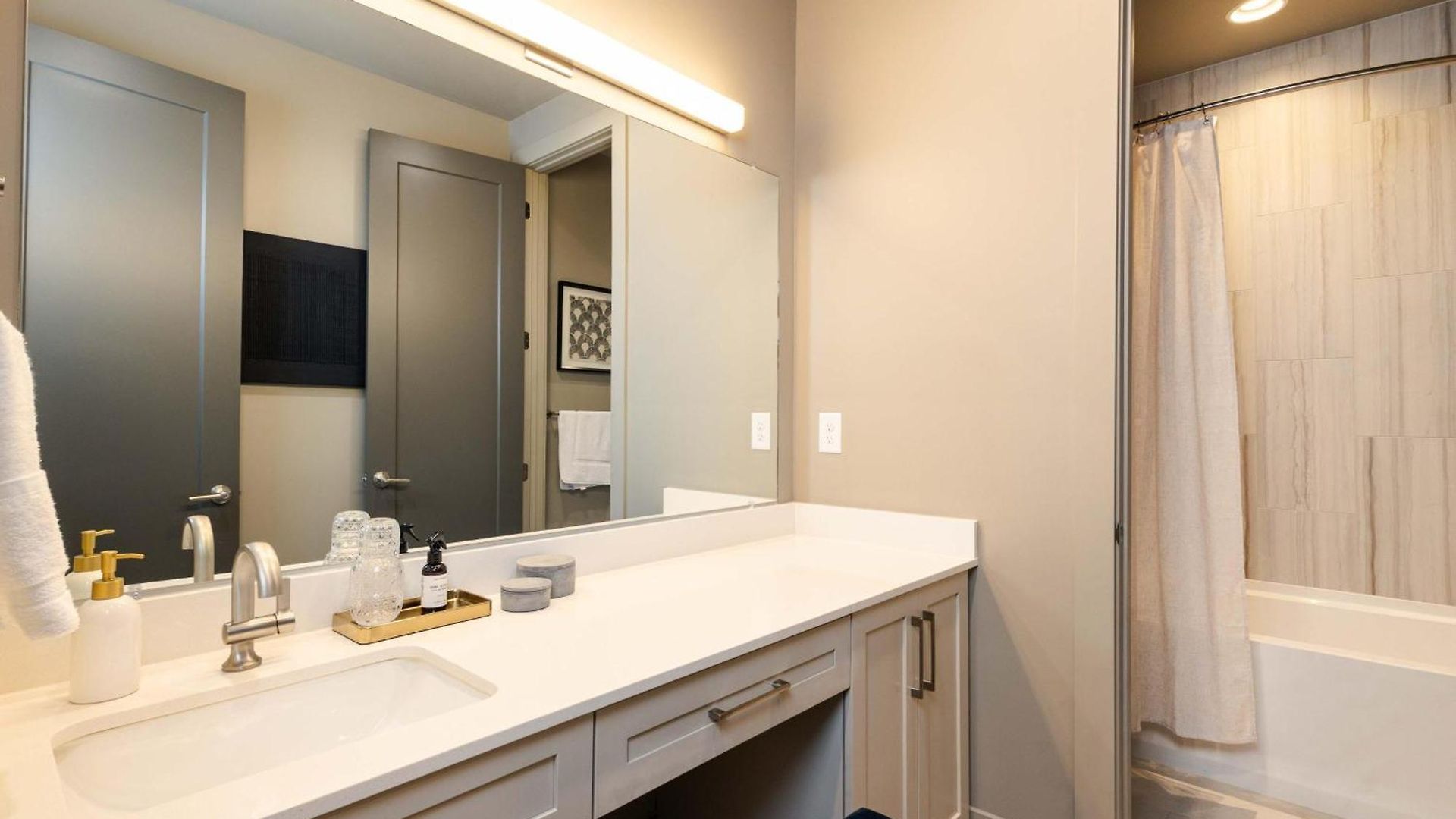 Apartment Modern 4br | Easy To Broadway + Heated Pool *