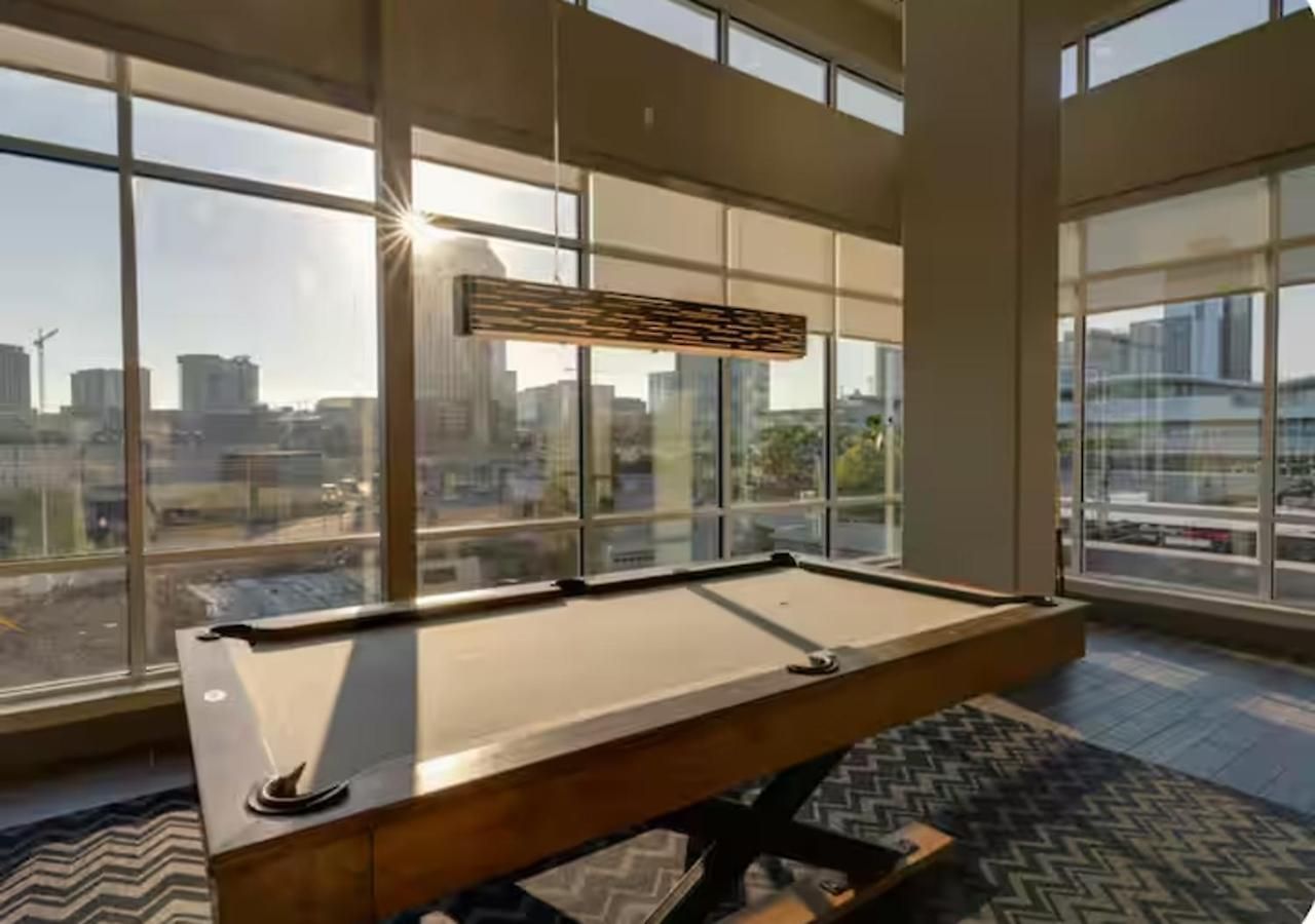 Downtown Walk To Broadway Pool, Private Balcony, Free Parking! * Nashville
