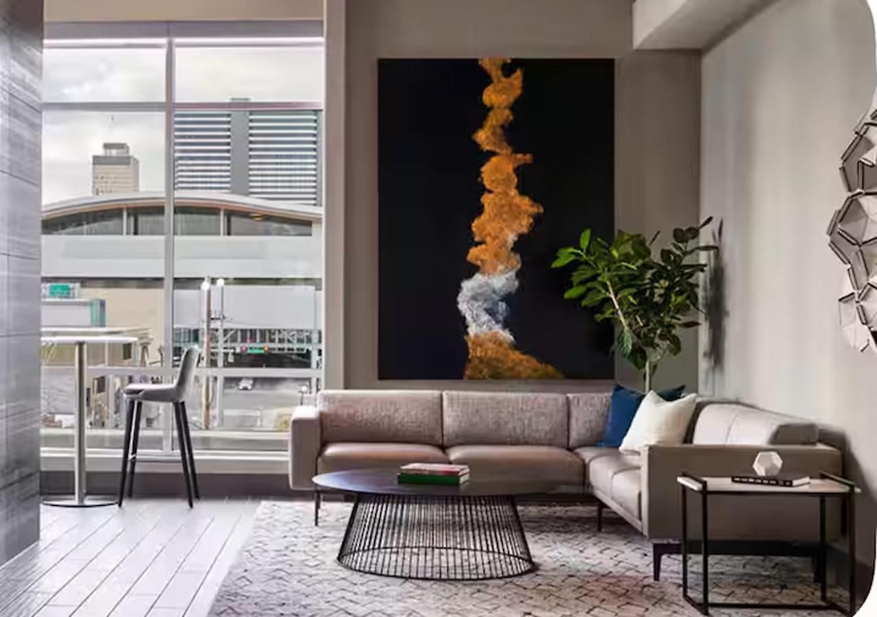 Downtown Walk To Broadway Pool, Private Balcony, Free Parking! Apartment *