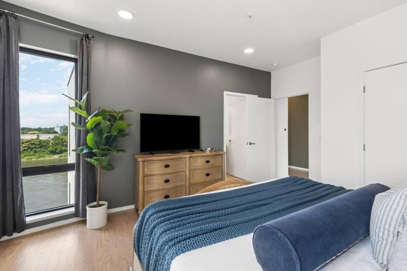 Apartment Luxury Downtown Riverview With Garage And Two Balconies Nashville