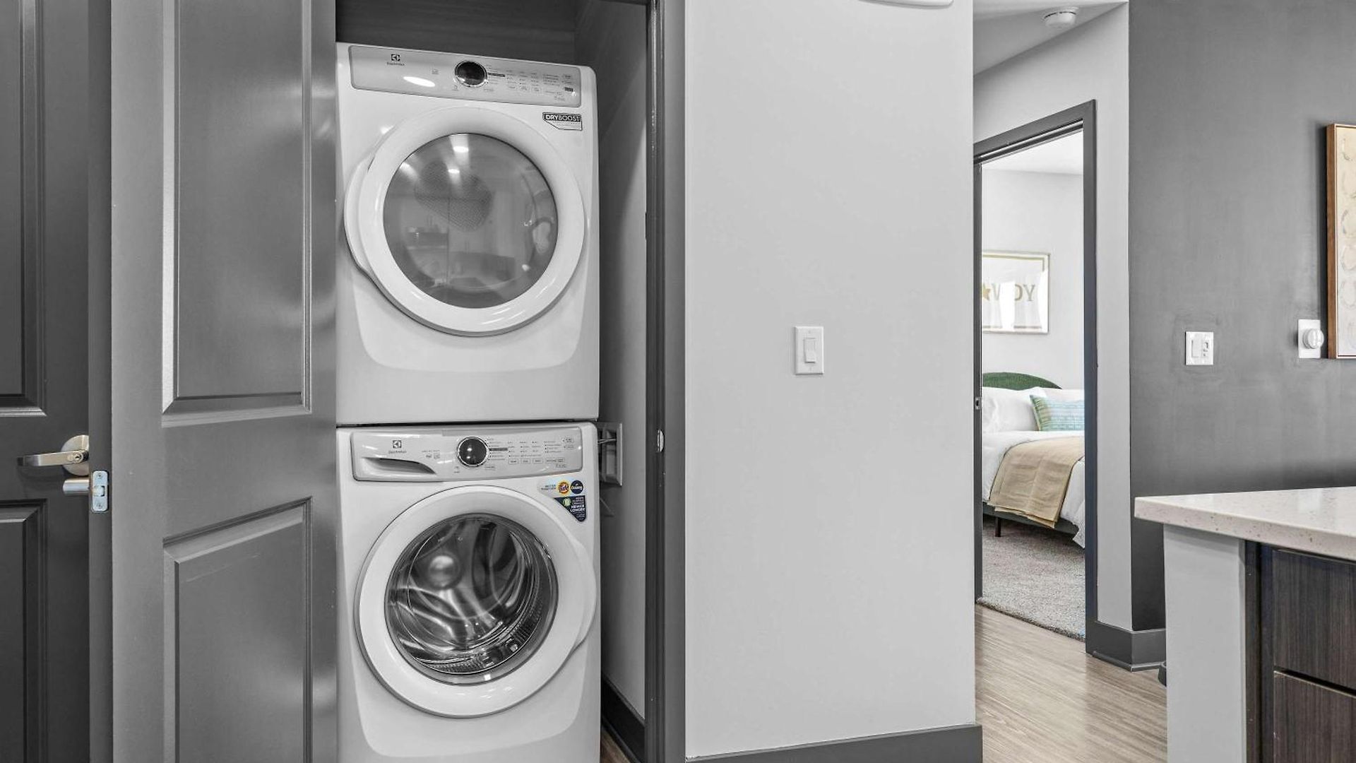 Stylish 2br W Skyline Views Apartment *