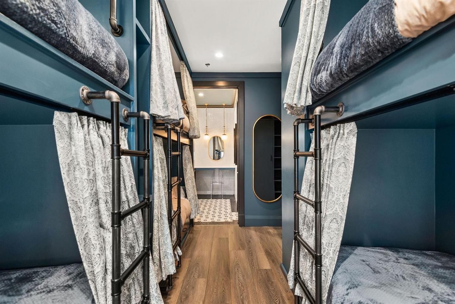 The Velvet Songbird Downtown Luxe Sleeps 24 *