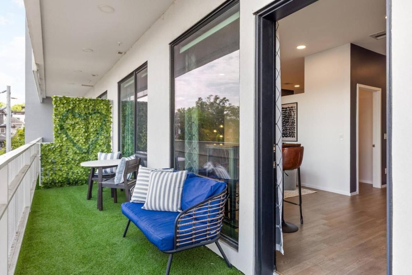 Apartment Modern Gulch Getaway With Pool, Garage And Balcony Nashville