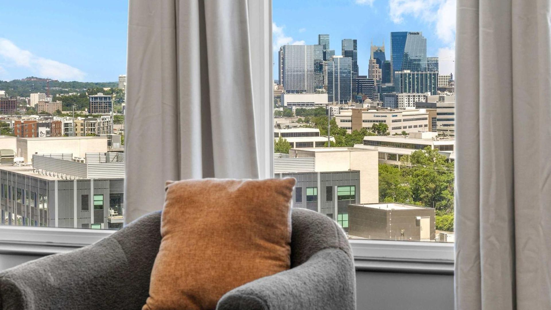 Stylish 2br W Skyline Views Apartment