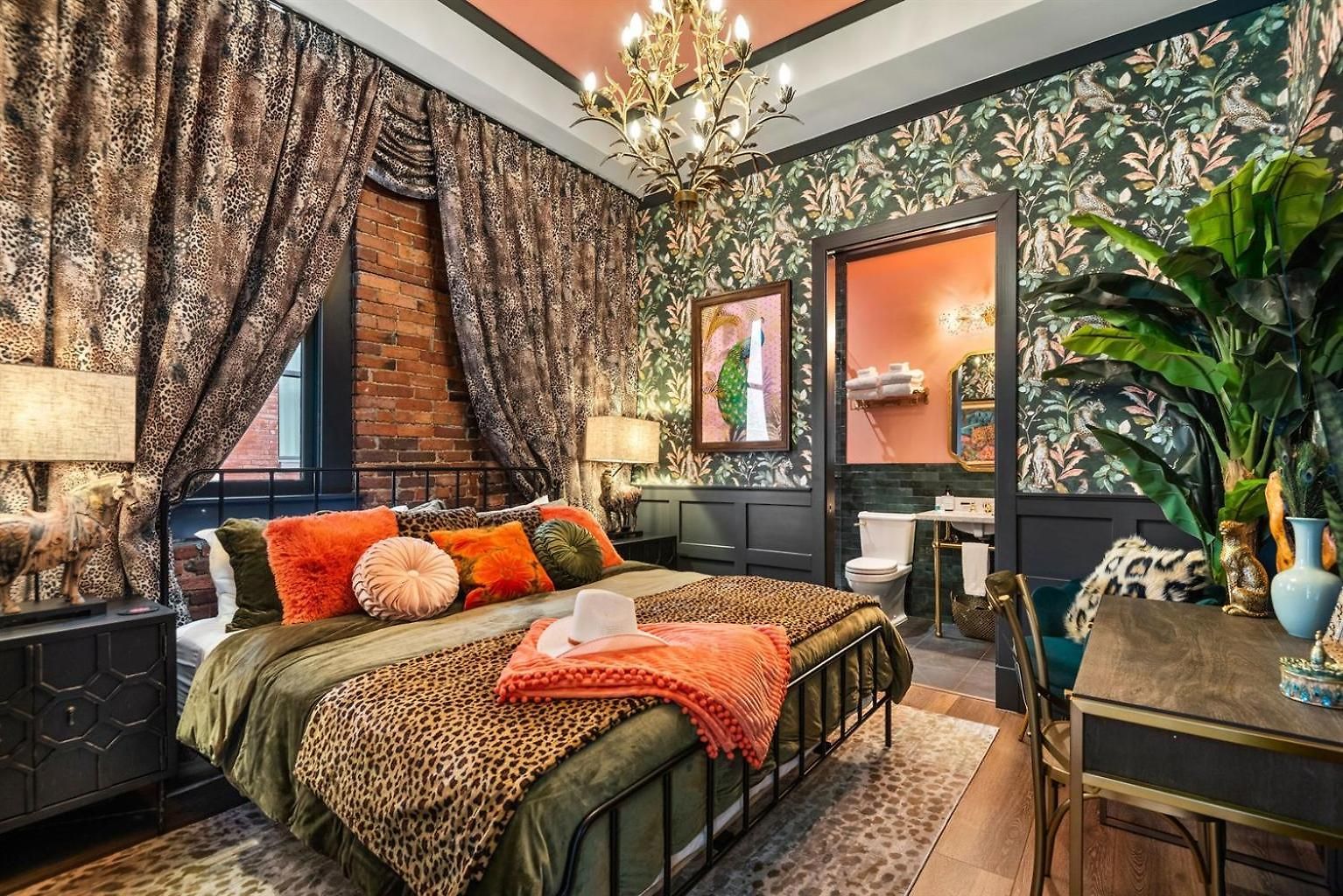 Holiday home The Songbird-luxury Penthouse Steps To Broadway *