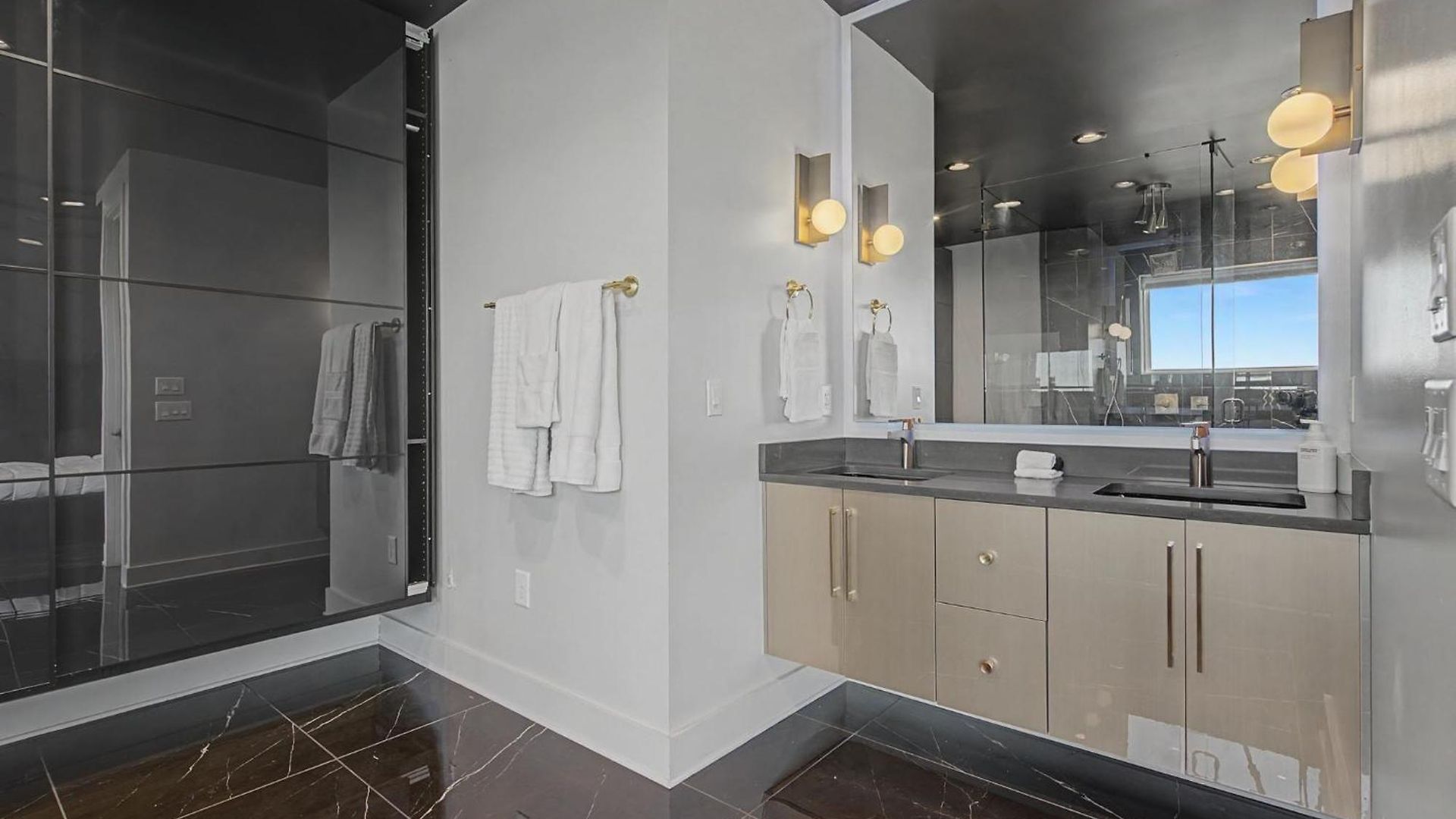 Modern Oasis Downtown Skyline View Prime Nashville