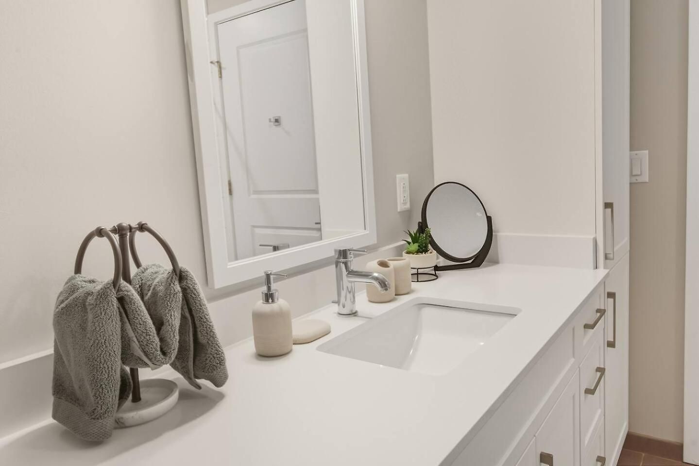 Luxury Pool, Gym, Views + Free Parking Apartment