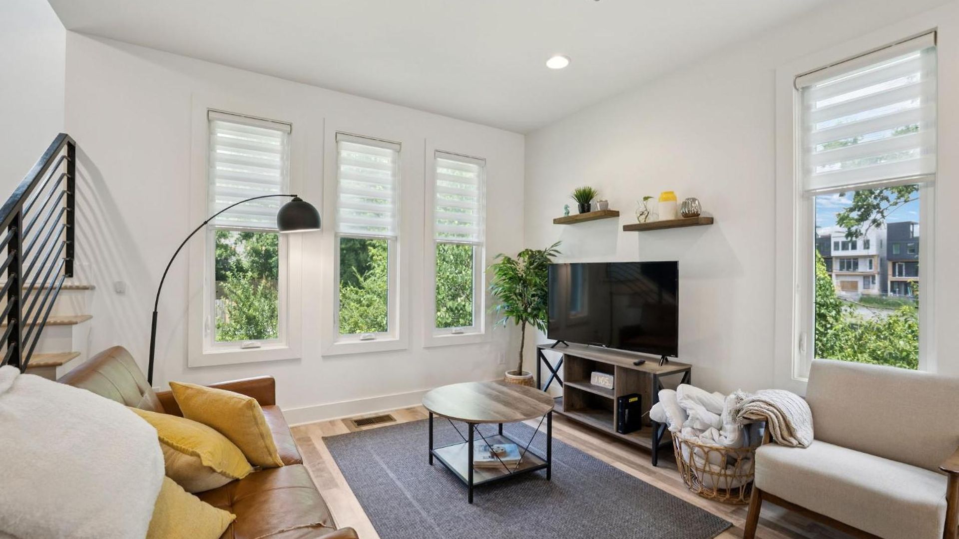 Modern Townhouse Close To Broadway
