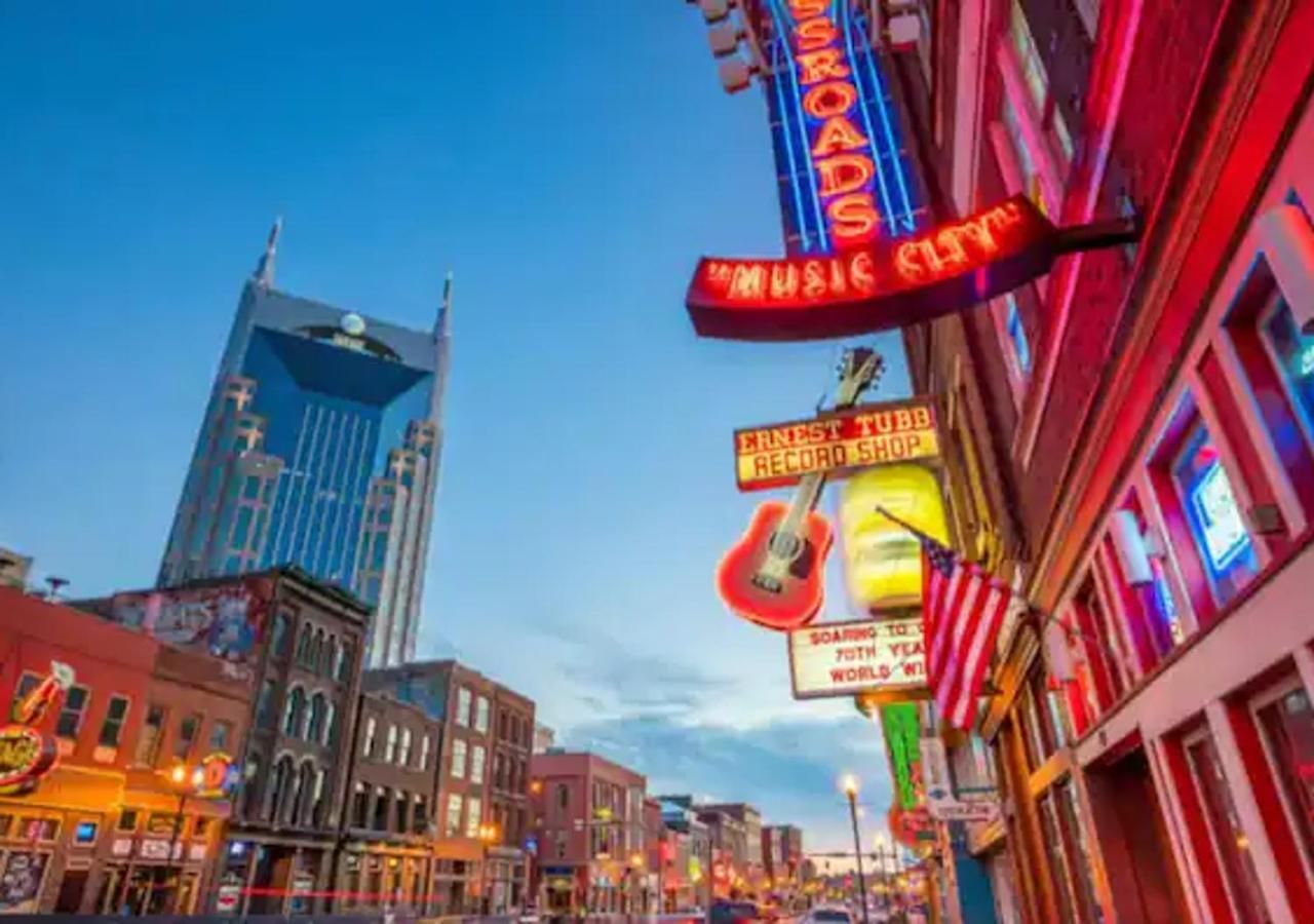Apartment Downtown Walk To Broadway Pool, Private Balcony, Free Parking! Nashville