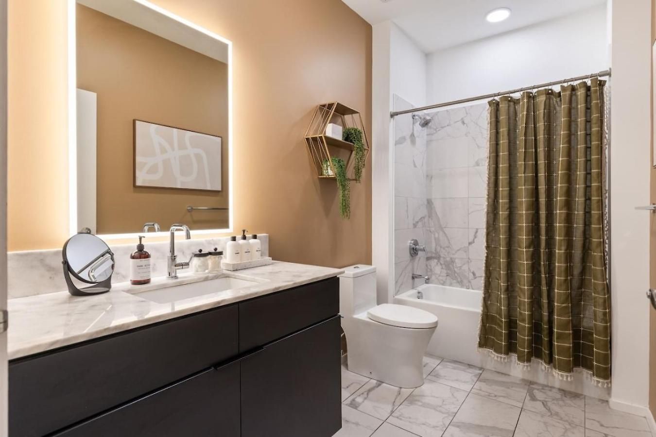 Luxury Downtown Riverview With Garage And Two Balconies Apartment