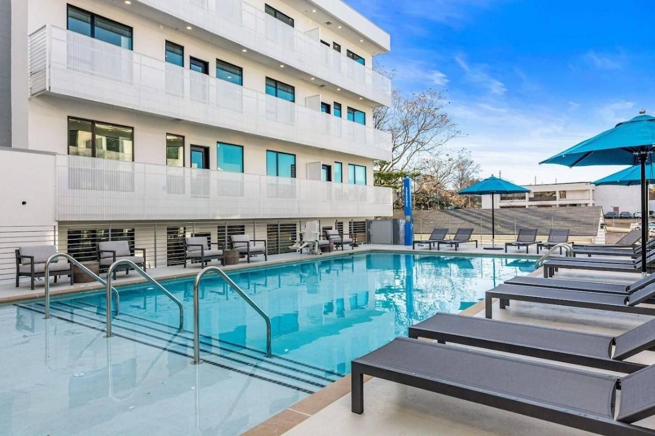 Apartment Modern Gulch Getaway With Pool, Garage And Balcony *
