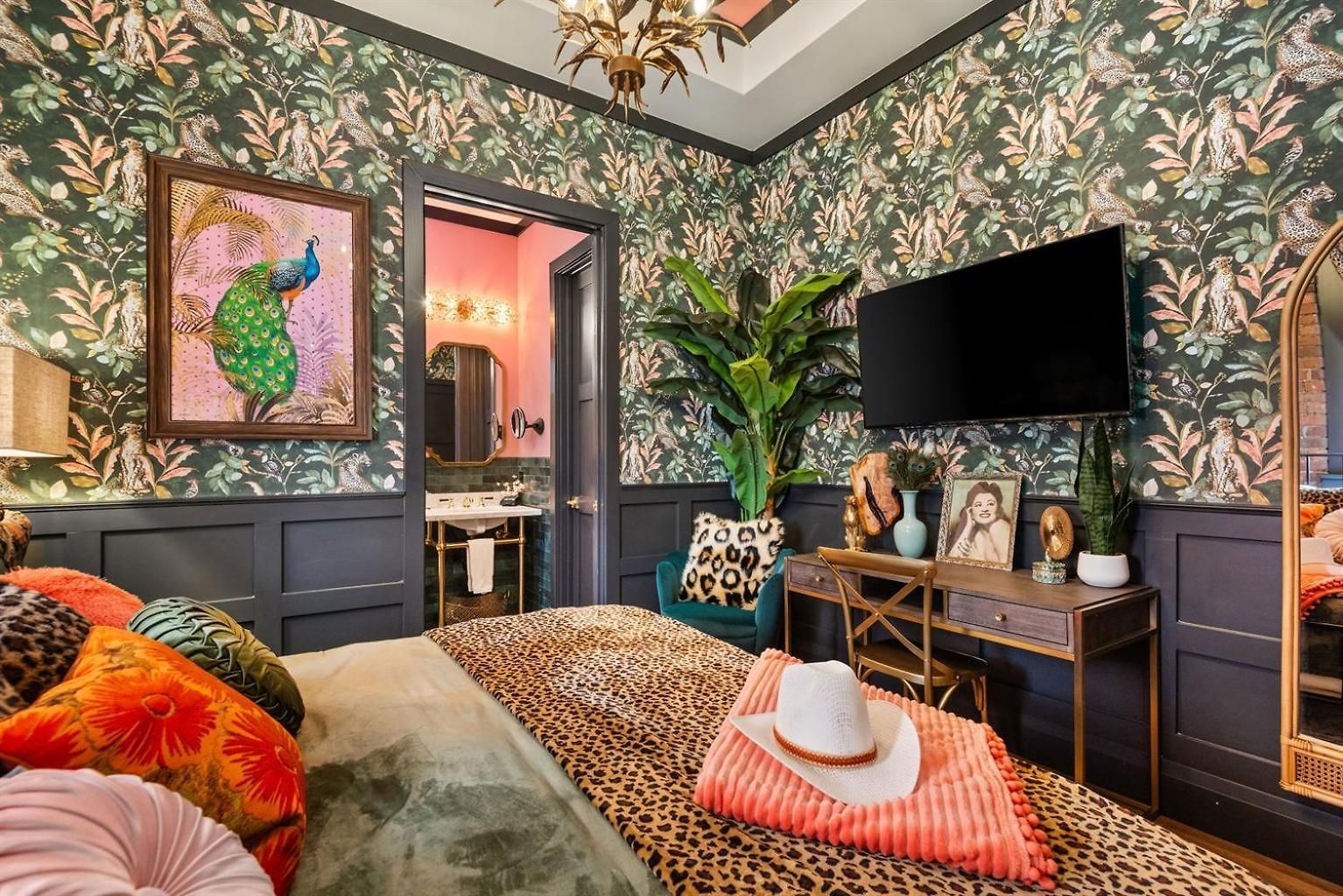 Holiday home The Songbird-luxury Penthouse Steps To Broadway *