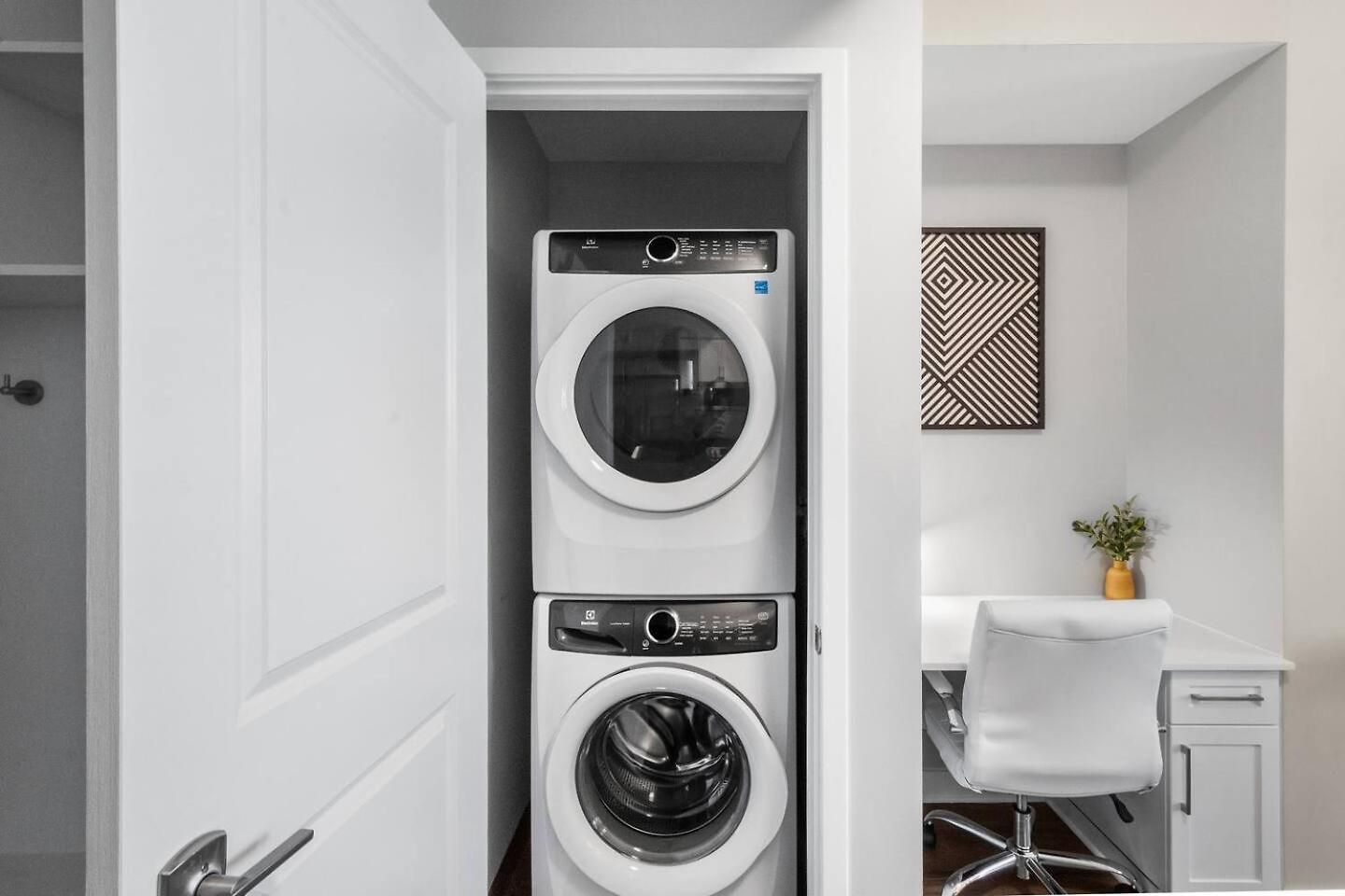 Music For 2 Gulch, Pool & Whole Foods Apartment