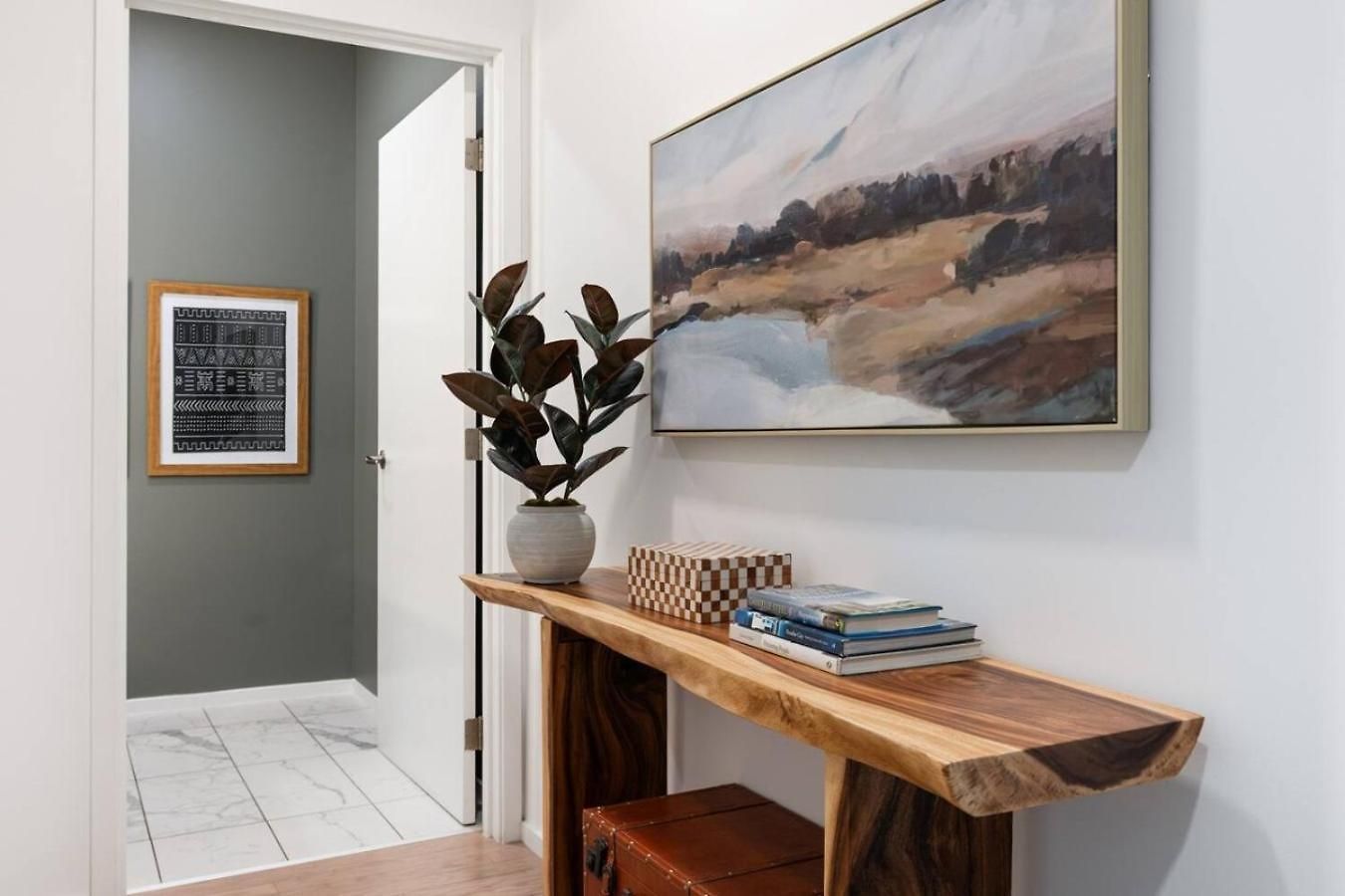 Luxury Downtown Riverview With Garage And Two Balconies