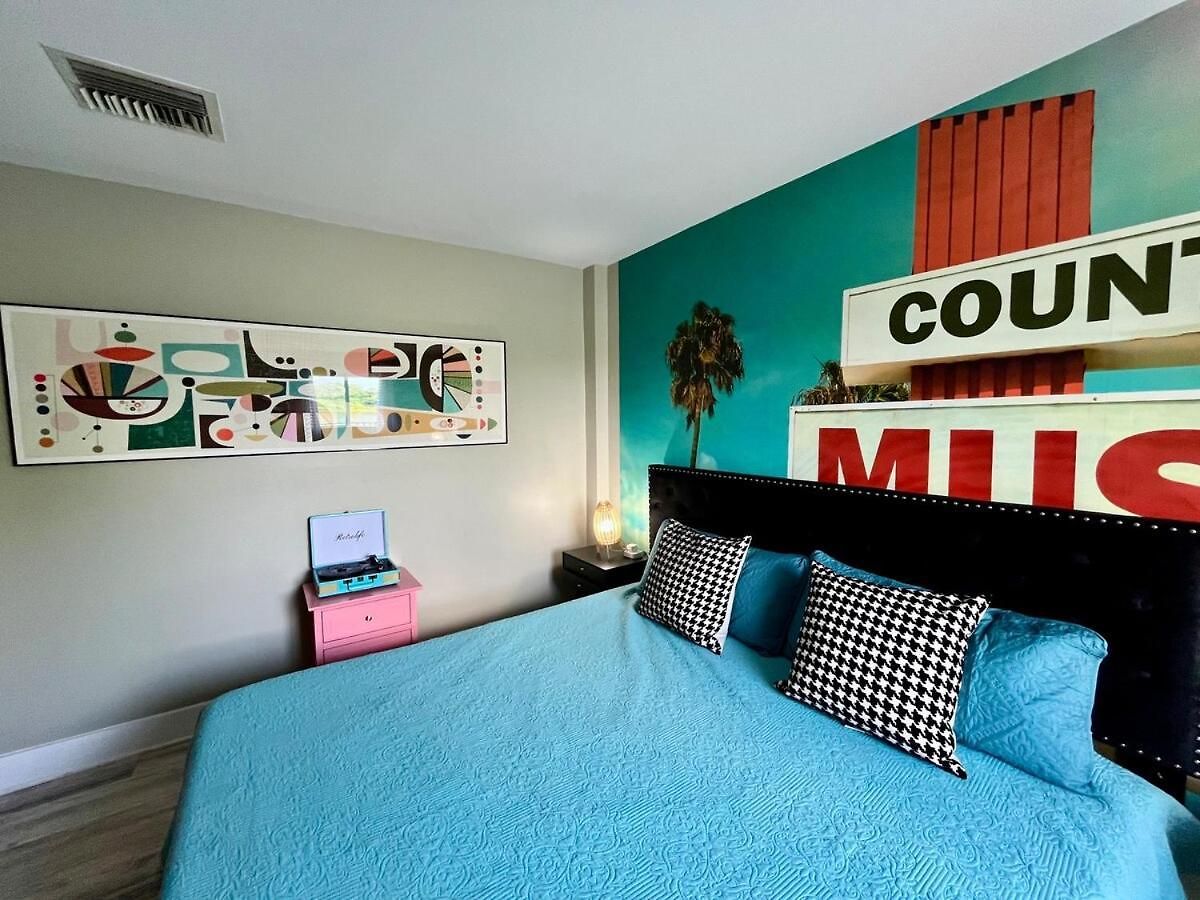 Riverside Rhythm! Waterfront & Walk To Broadway! Apartment Nashville