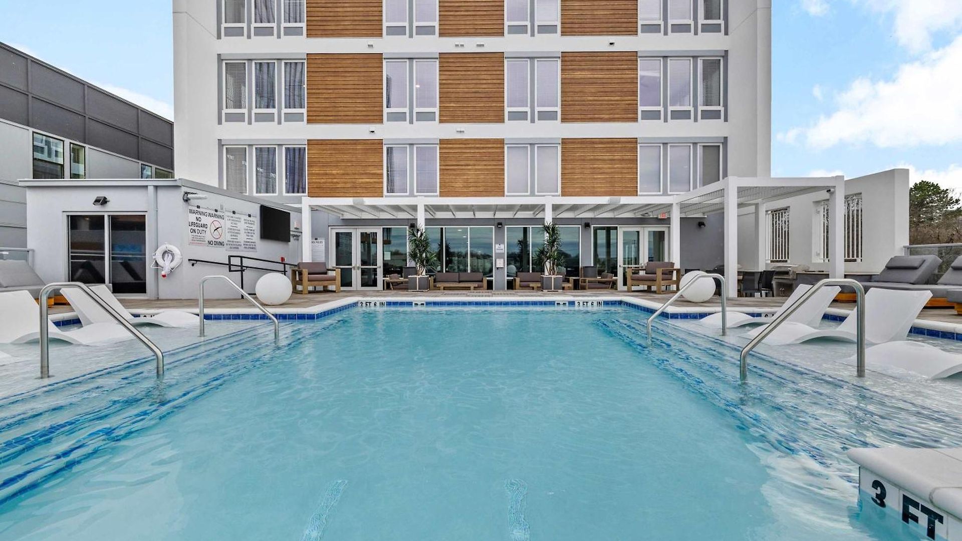 Stylish 2br W Skyline Views Apartment