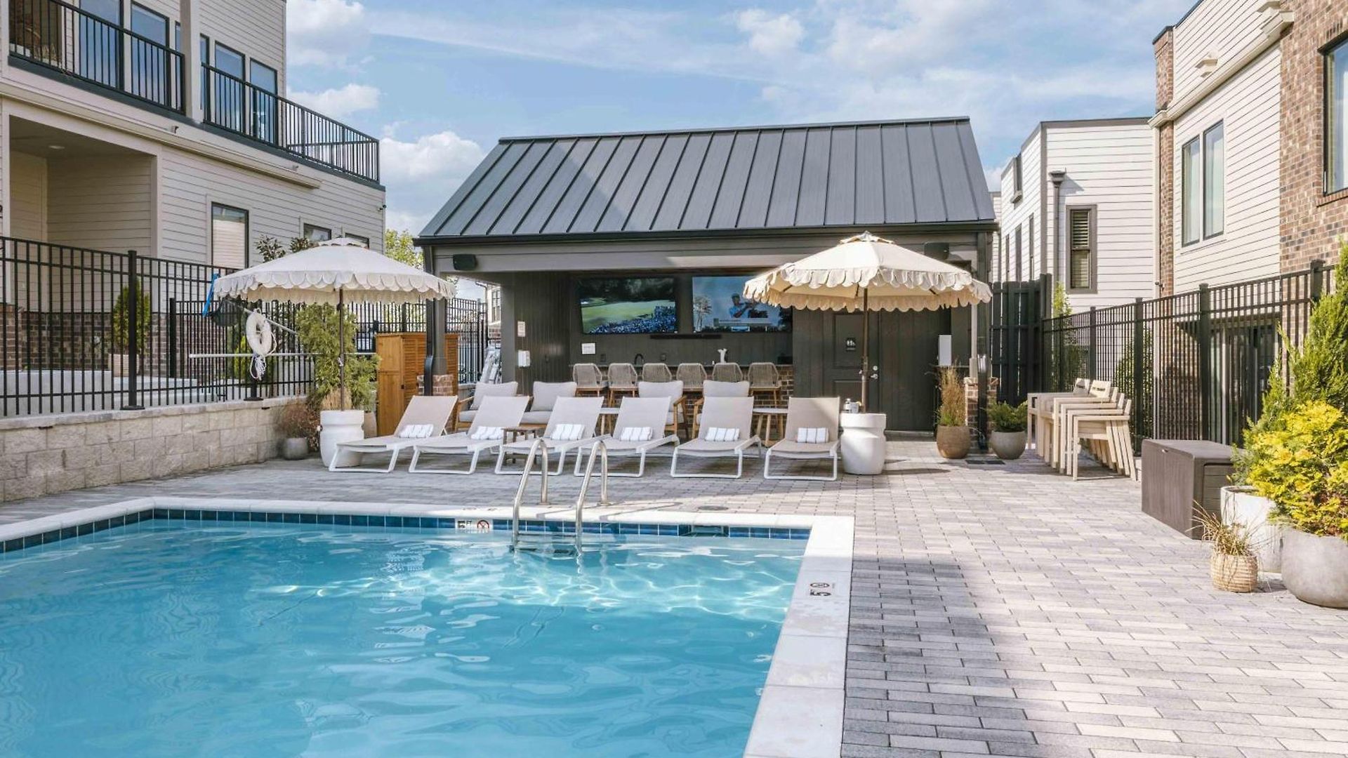 Modern 4br | Easy To Broadway + Heated Pool Apartment *