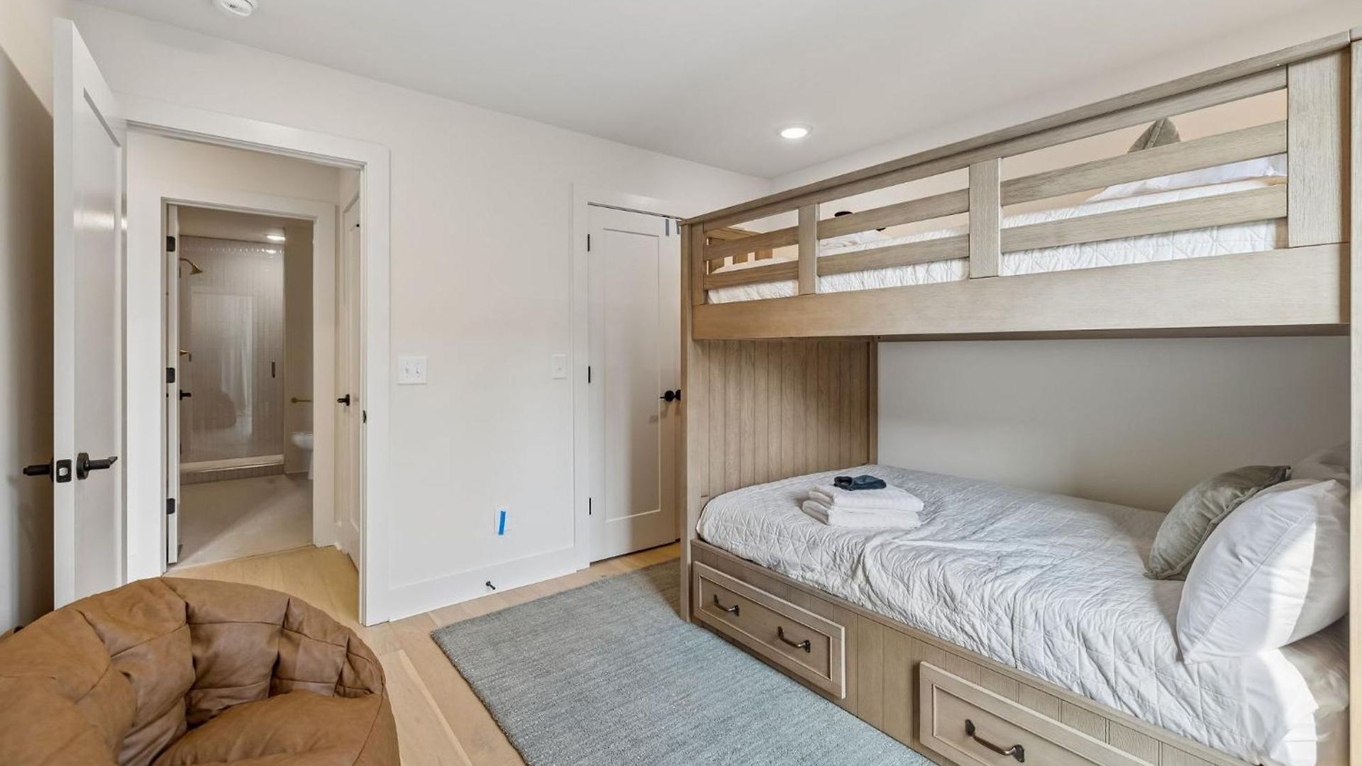 Modern 4br Townhouse Rooftop Lounge Apartment Nashville