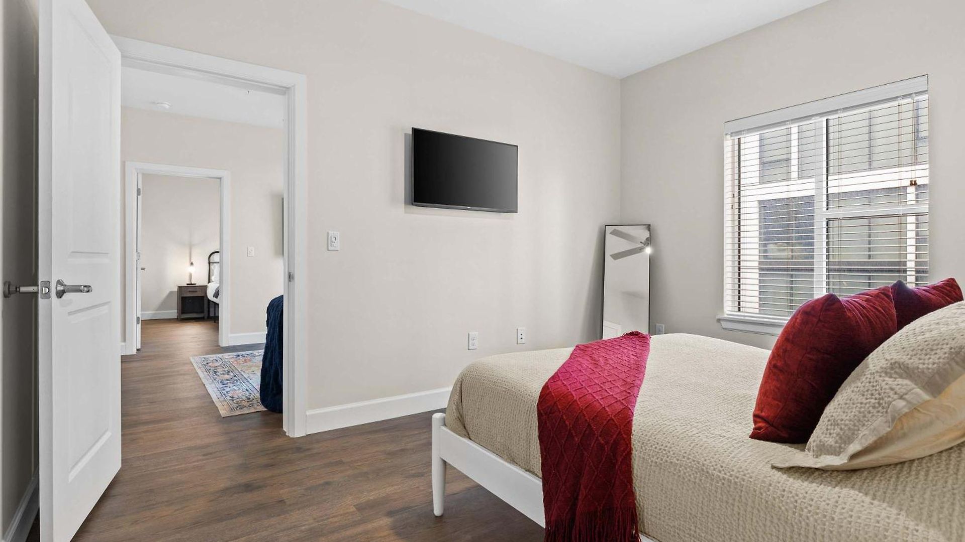 2br Near Broadway W Fireplace & Pool