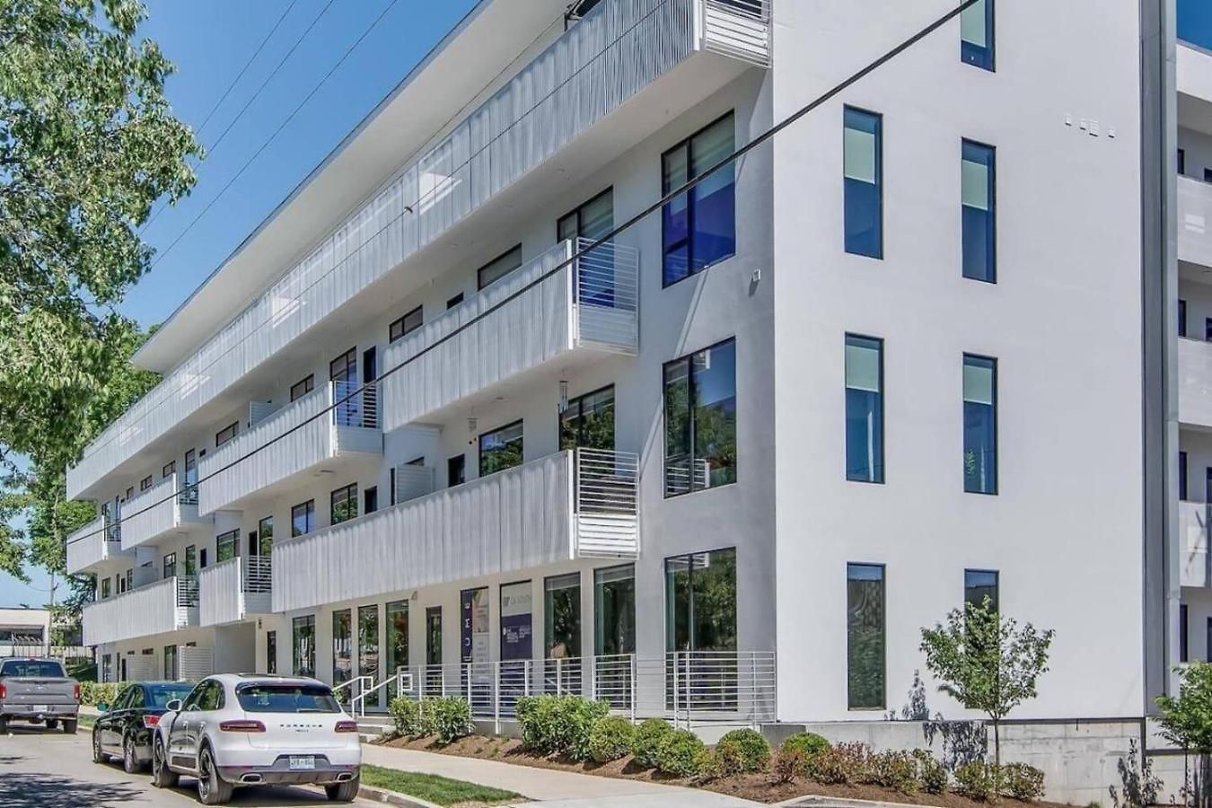 Modern Gulch Getaway With Pool, Garage And Balcony Apartment Nashville