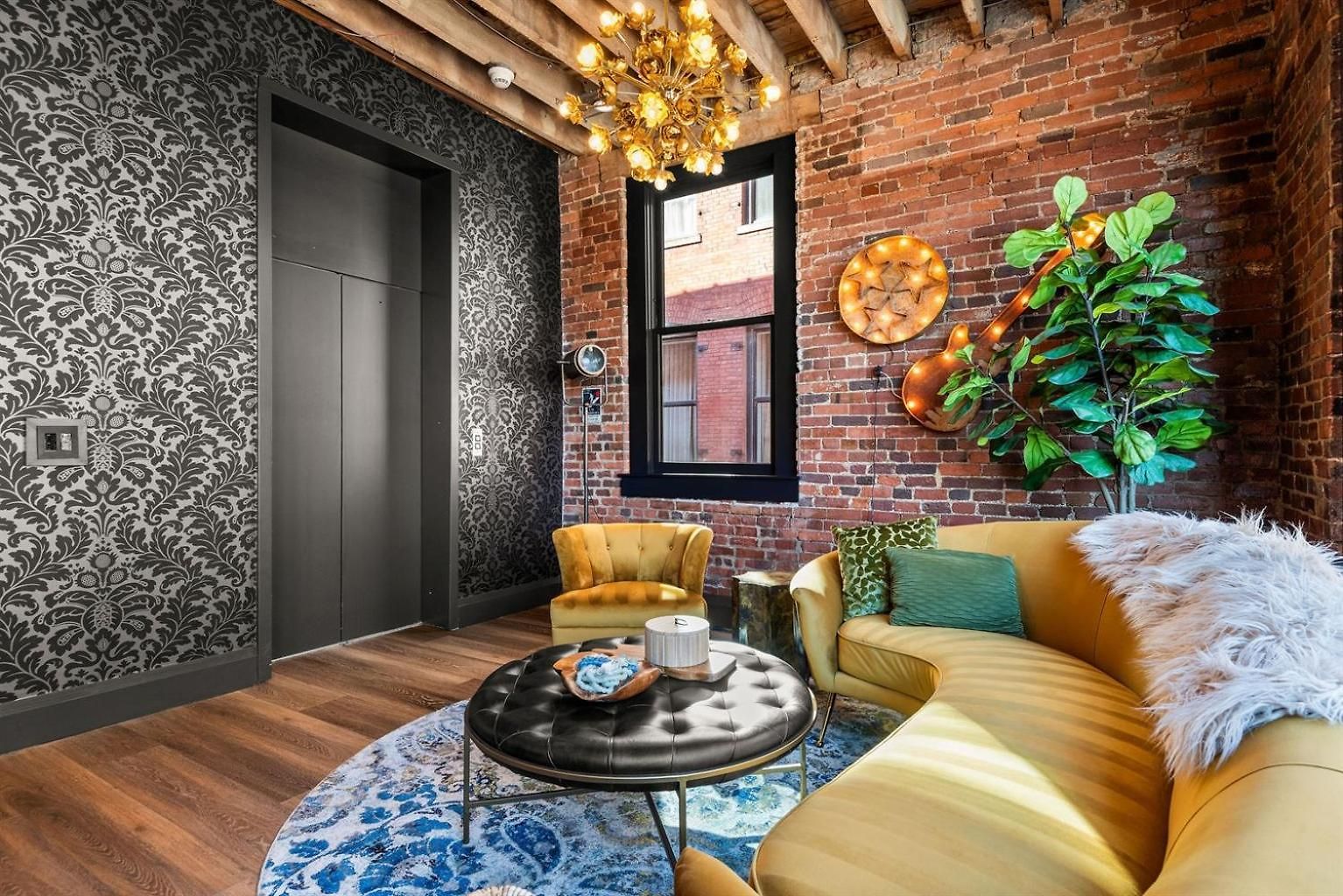 The Velvet Songbird Downtown Luxe Sleeps 24 Holiday home