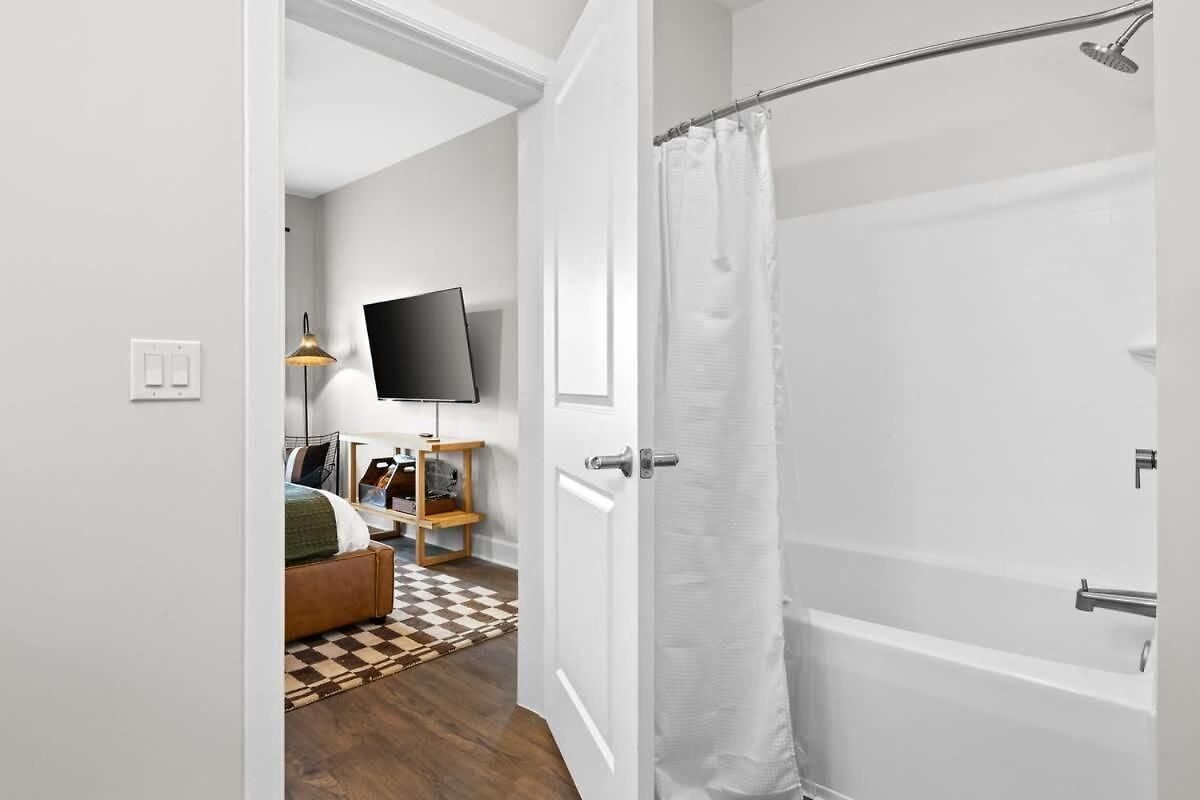 Modern 2br W 2 King Beds Near Broadway Apartment *