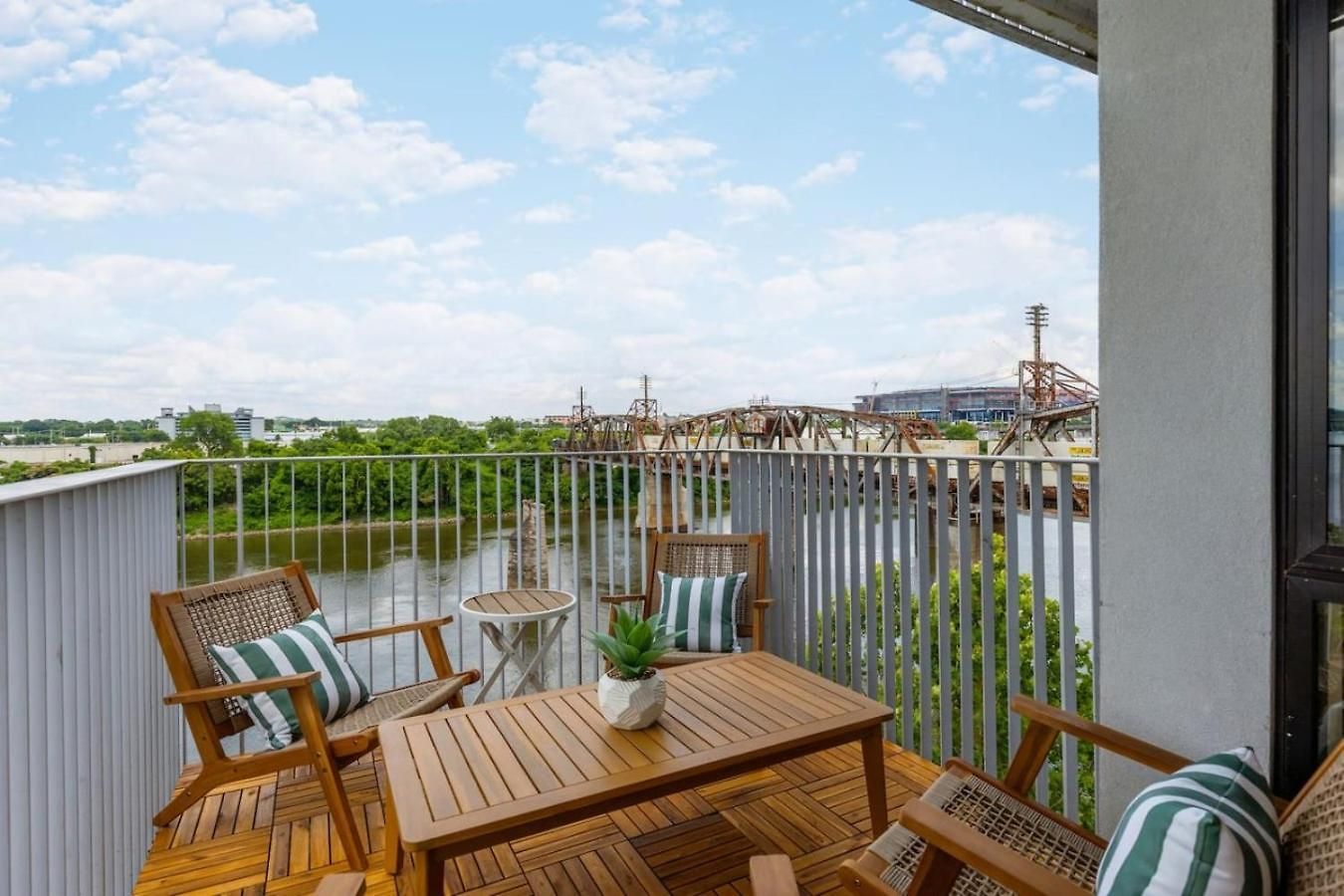 Apartment Luxury Downtown Riverview With Garage And Two Balconies