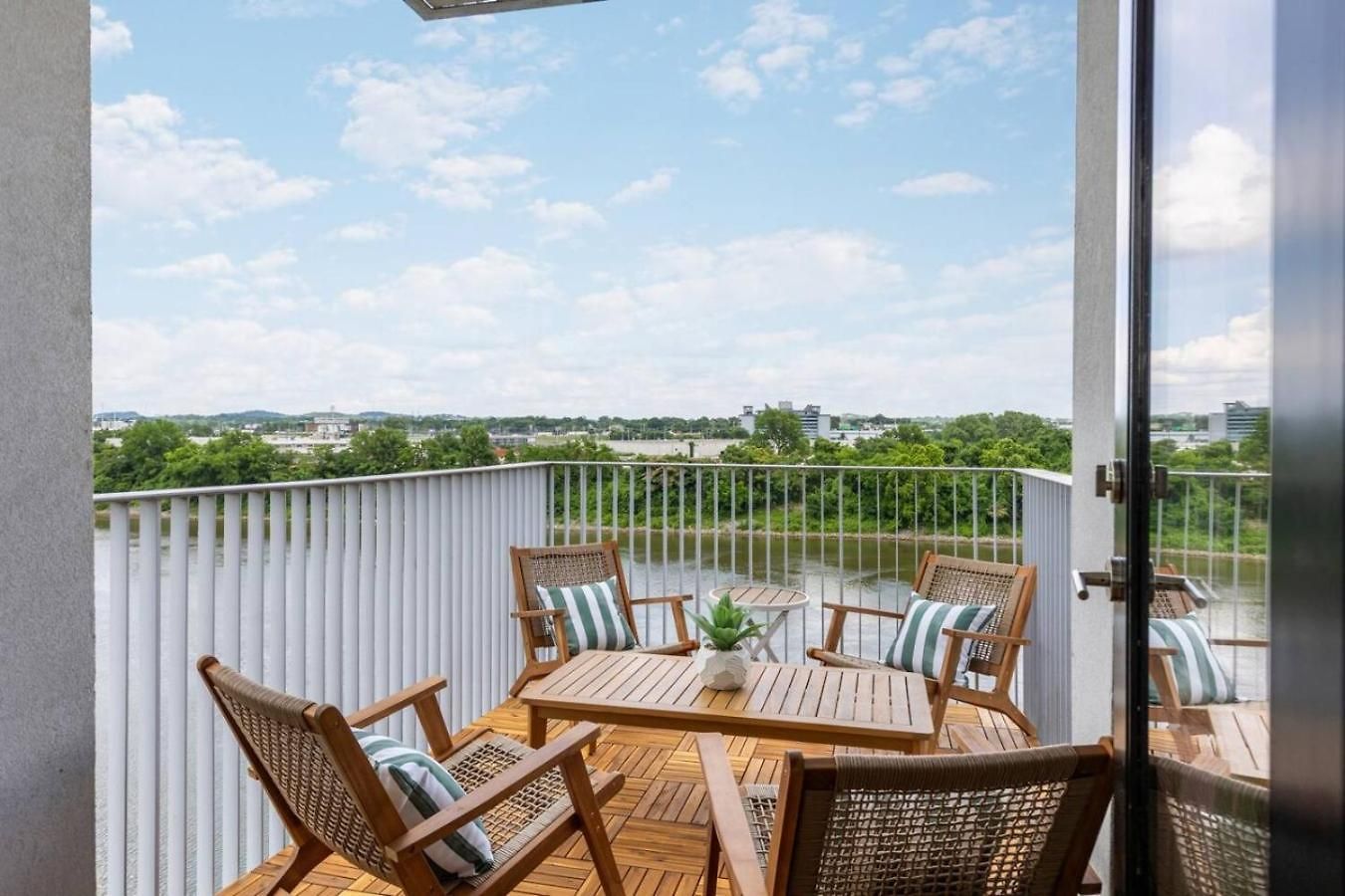 Luxury Downtown Riverview With Garage And Two Balconies Nashville