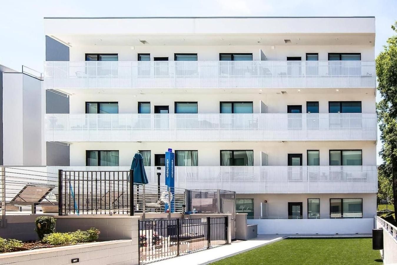 Apartment Modern Gulch Getaway With Pool, Garage And Balcony *